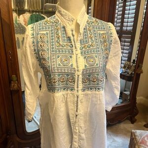Bi Ya by Johnny Was. Beautiful embroidered tunic with macrame covered buttons.